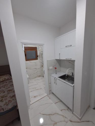 A kitchen or kitchenette at Kan&Dzan Apartmani