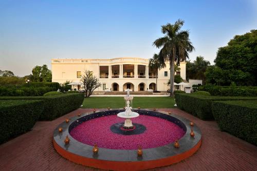 สวนหย่อมนอก Taj Nadesar Palace