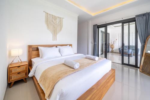 Rúm í herbergi á Hidden Gem Revealed - Book Now & Save on Your Brand New Ubud Jungle Villa 3BR!