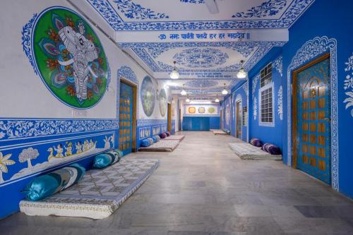 pasillo de una habitación con paredes azules y blancas en Mandala bagpackers, en Jaipur