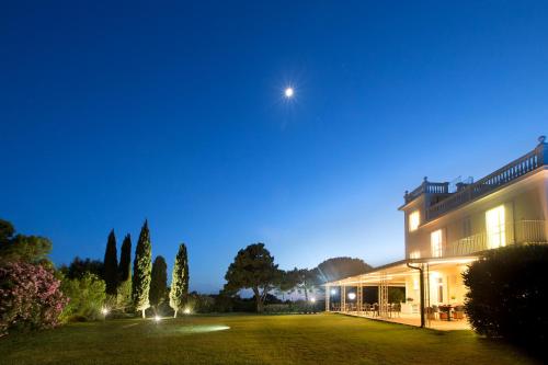 a building with the moon in the sky at PRIMAVILLA Relais in Gaeta