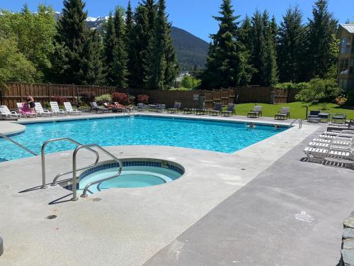 Poolen vid eller i närheten av Whistler Cascade Lodge suite WIFI cable TV pool hot tubs sauna gym parking