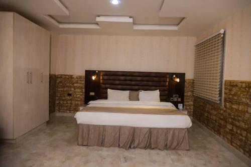 A bed or beds in a room at Candellux Imperial Hotel and Suites Abuja