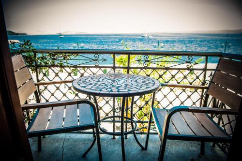 En balkon eller terrasse på SeaFront Stone Suites