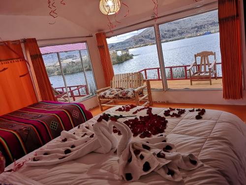 A bed or beds in a room at Uros Suma Qhota Lodge