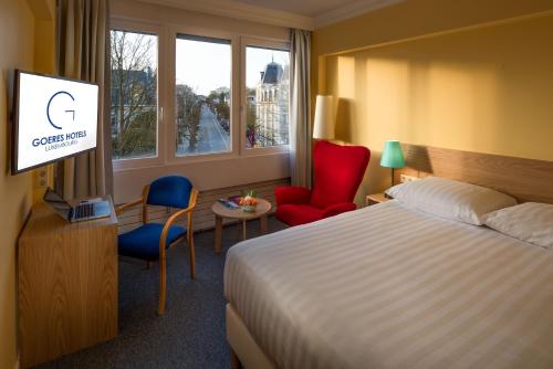 A bed or beds in a room at Hotel Parc Belle-Vue