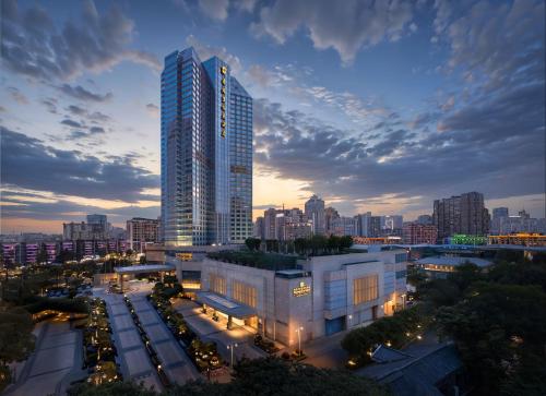 vistas a una ciudad con un edificio alto en Shangri-La Chengdu, en Chengdú