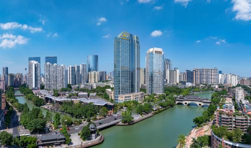 vistas a una ciudad con río y edificios en Shangri-La Chengdu, en Chengdú