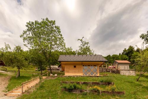 een kleine hut midden in een veld bij Pr' Končovc in Kranj