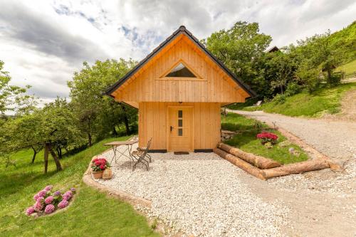 een klein houten huis met een grindoprit bij Pr' Končovc in Kranj