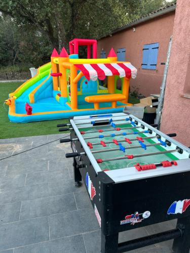 una mesa de juego con un juego inflable en Horus Hôtel, en Fréjus