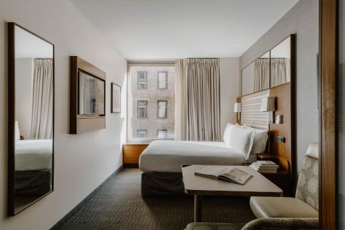 Ліжко або ліжка в номері Club Quarters Hotel Grand Central, New York