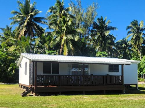 A garden outside Aumaru Holiday Home