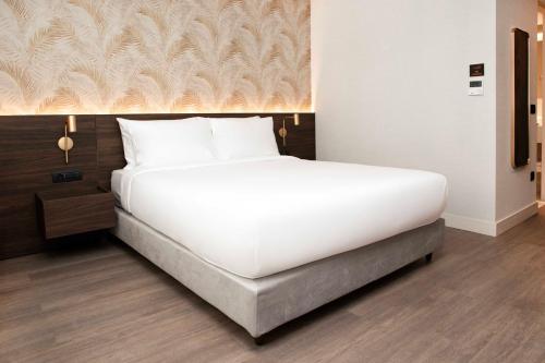 Tempat tidur dalam kamar di Luwian Athens Boutique Hotel