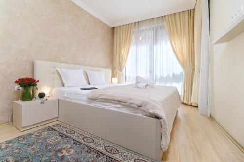 Un pat sau paturi într-o cameră la Chic Luxury Escape Close to Kapana Area