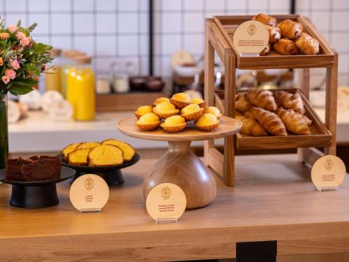 un assortiment de pain et de viennoiseries sur une table dans l'établissement Hotel Maison Hamelin Paris - Handwritten Collection, à Paris