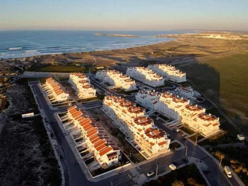 uma vista aérea de um grande complexo de apartamentos junto ao oceano em Beach and Surf em Peniche