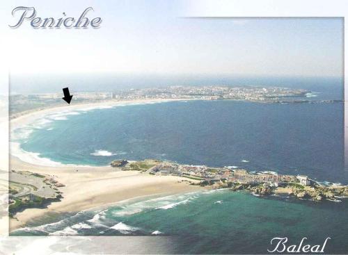 uma vista aérea de uma praia no oceano em Beach and Surf em Peniche