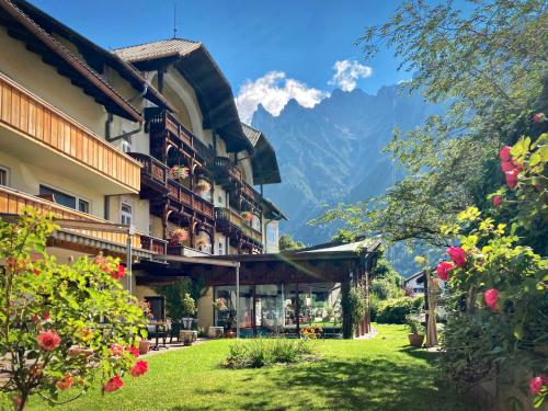 een hotel met uitzicht op de bergen bij Post-Hotel in Mittenwald