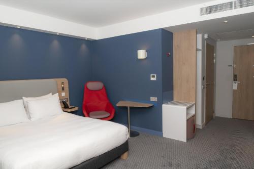 Кровать или кровати в номере Holiday Inn Express Caen Epron, an IHG Hotel