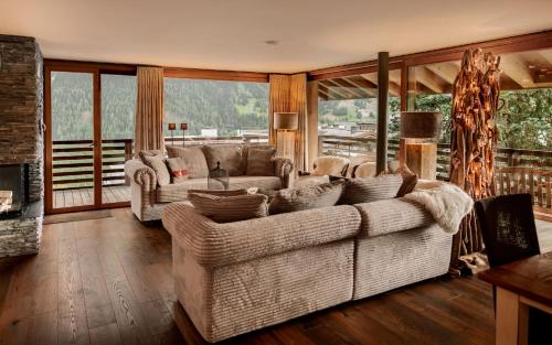 ein Wohnzimmer mit 2 Sofas und einem Kamin in der Unterkunft Bergwelt Grindelwald Residence in Grindelwald