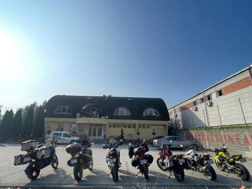 un grupo de motocicletas estacionadas en un estacionamiento en LUNA Apartment, en Novi Pazar