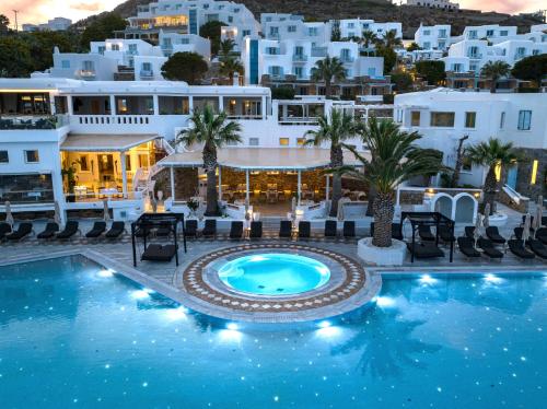 - une vue sur la piscine de l'hôtel dans l'établissement Saint John Hotel Villas & Spa, à Agios Ioannis Mykonos