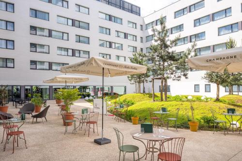 Hyatt House Paris Charles de Gaulle Airport tesisinin dışında bir bahçe