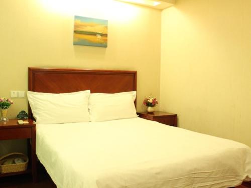 Uma cama ou camas num quarto em GreenTree Inn Guangdong Foshan Longjiang North Fenghua Road Express Hotel