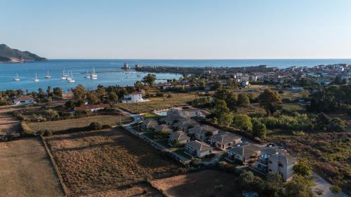 une vue aérienne sur une maison au bord de l'eau dans l'établissement Niriides Luxury Villas, à Methoni