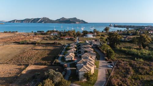 une vue aérienne des maisons situées sur la rive de l'eau dans l'établissement Niriides Luxury Villas, à Methoni