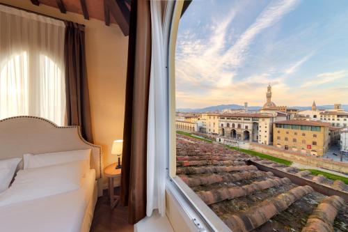 una camera d'albergo con vista sulla città di Algilà Luxury Torrigiani Apartments a Firenze