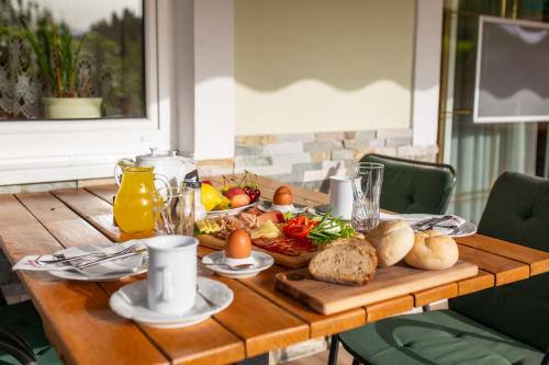 un tavolo con un vassoio di cibo sopra di Gostišče Pri Dveh Petelinih a Bled