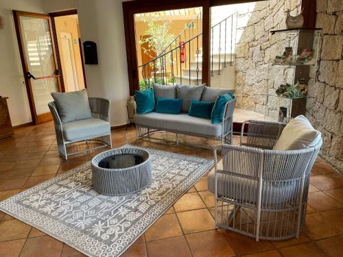 a living room with chairs and a couch and a table at Green Park Hotel in Porto Cervo