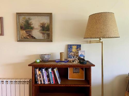 une table avec une lampe et une étagère avec des livres dans l'établissement Vistas do Minho, à Caminha