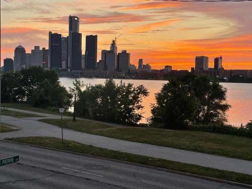 vista sullo skyline della città al tramonto di WaterfrontHome-RiverView, Windsor ,Canada a Windsor