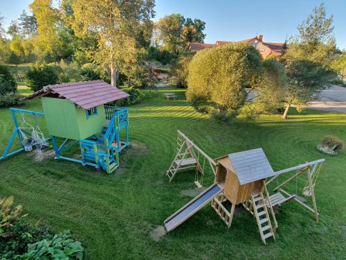 een groep speeltoestellen in een tuin bij Bille in Bille