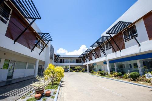 um pátio vazio de um edifício escolar com uma entrada em Holiday Suites em Puerto Princesa