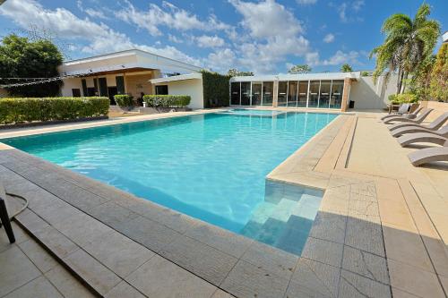 uma grande piscina em frente a um edifício em Holiday Suites em Puerto Princesa