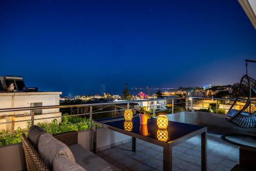 balcone con tavolo e vista sulla città di Aria sea view, Chania a Stalós