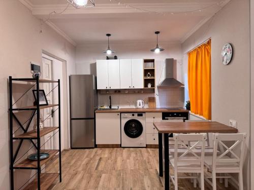 A kitchen or kitchenette at Sophio's Apartment near Fabrika