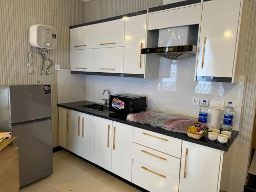 Dapur atau dapur kecil di 2 bedroom furnished apartment Cedar Hills, Murree