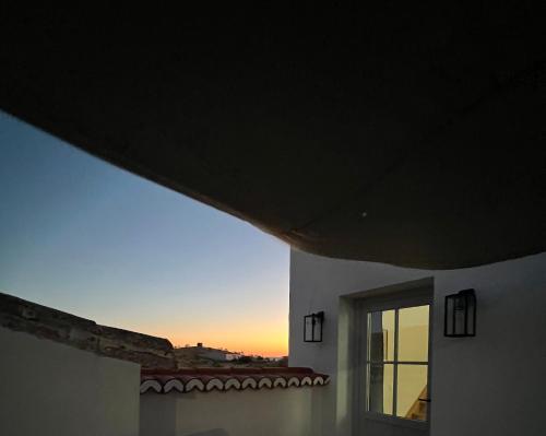 una vista sul tramonto dal balcone di una casa di Cantinho das Marias AL a Mértola