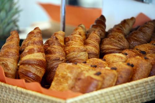 - un panier de viennoiseries et de croissants dans l'établissement Capo D'orto - Porto - Corse, à Porto Ota