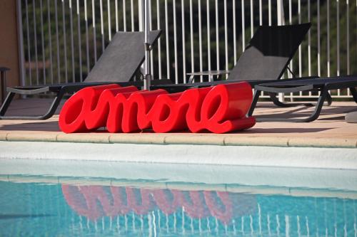 un panneau rouge assis à côté d'une piscine dans l'établissement Capo D'orto - Porto - Corse, à Porto Ota