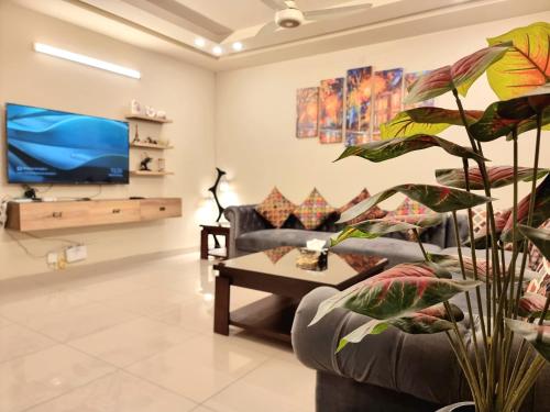 Televisyen dan/atau pusat hiburan di Executive 3 Bedrooms Apartment In Bahria Town