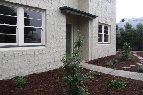 una casa con una planta en el patio delantero en Victoria Street Apartments, en Grafton