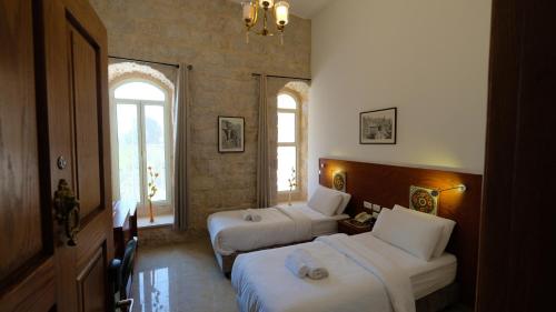 A bed or beds in a room at Azzahra Boutique Hotel & Restaurant - Jerusalem