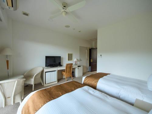 Habitación de hotel con 2 camas y TV en HOTEL HOLISTIC RESORT - Vacation STAY 34549v, en Taiji