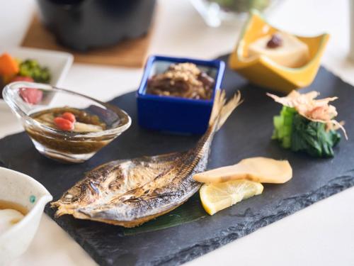 un plato de comida con pescado y otros alimentos en HOTEL HOLISTIC RESORT - Vacation STAY 34557v, en Taiji